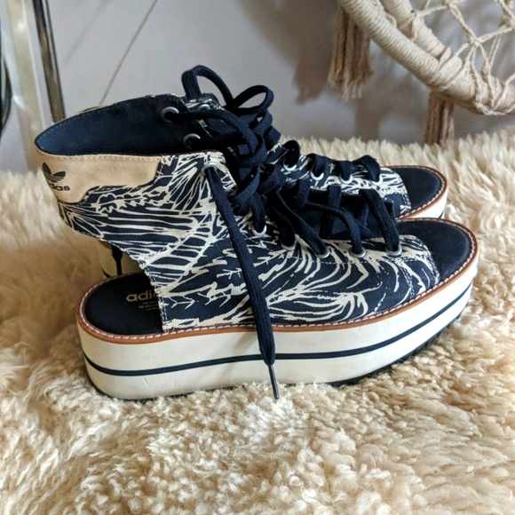 Adidas Originals slip on strappy sandals size 7